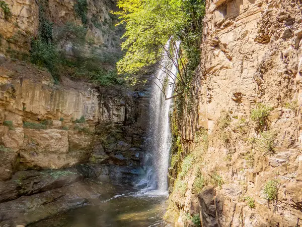 Tsavkisistskali (Legvtakhevi), Tiflis 'in Eski Kenti Tiflis, Gürcistan' ın Bath İlçesi 'ndeki (Abanotubani) kanyon şelalesi..