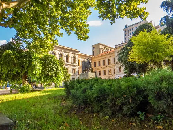 Tiflis 'te ilk deneysel devlet okulu, klasik jimnastik salonu, Tiflis 'te Ilia Chavchavadze ve Akaki Tsereteli heykeli, Gürcistan.