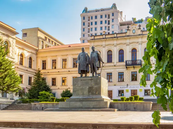 Tiflis 'te ilk deneysel devlet okulu, klasik jimnastik salonu, Tiflis 'te Ilia Chavchavadze ve Akaki Tsereteli heykeli, Gürcistan.