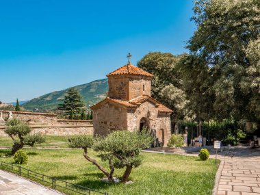 Georgia 'nın tarihi Mtskheta kasabasındaki Samtavro manastırındaki Aziz Nino Kilisesi.