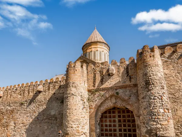 Mtskheta, Georgia 'daki Svetitskhoveli Katedrali. Görkemli Svetitskhoveli Katedrali, Gürcü Ortodoks mimarisinin bir başyapıtı..