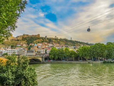 Tiflis eski kasabanın panoramik manzarası. Tiflis, Gürcistan 'ın Kura Nehri kıyısında yer alan başkenti ve en büyük şehridir. Tiflis. Georgia.