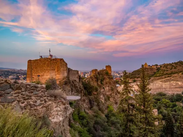 Tiflis, Georgia 'daki Narikala Kalesi. Narikala, Kura Nehri 'nin sağ kıyısındaki Eski Tiflis' te çeşitli dönemlerden oluşan bir kale kompleksi..