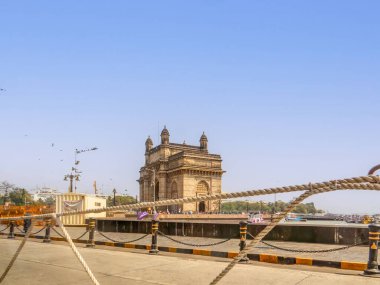 Hindistan, Mumbai, Maharashtra, Hindistan geçidi. En popüler turistik ilgi merkezi Mumbai şehrinin gayri resmi simgesidir. Dünyanın dört bir yanındaki turistler her yıl Hindistan Geçidi 'ni ziyaret eder..