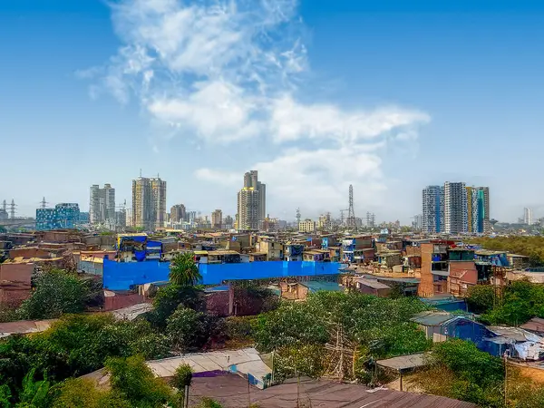 Mumbai, Maharashtra, Hindistan. Mumbai, Hindistan kıyılarındaki gecekondu mahallelerine karşı inşaat halindeki gökdelenlerin manzarası.
