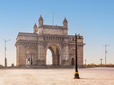 Hindistan, Mumbai, Maharashtra, Hindistan geçidi. En popüler turistik ilgi merkezi Mumbai şehrinin gayri resmi simgesidir. Dünyanın dört bir yanındaki turistler her yıl Hindistan Geçidi 'ni ziyaret eder..
