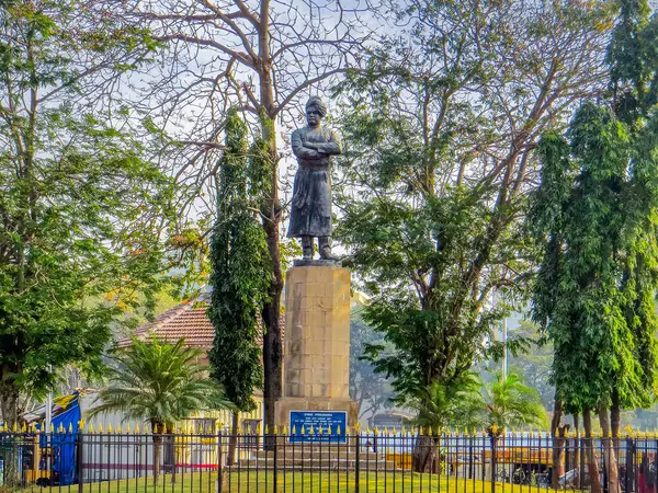 Mumbai mi? Hindistan, Mumbai, Maharashtra, Hindistan Gateway yakınlarında arka planda Taj Mahal otel kompleksi bulunan Swami Vivekanand heykeli.