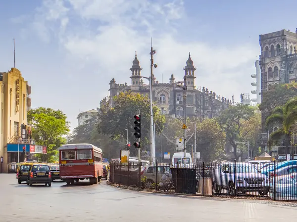Hindistan ticaret odaları Mumbai 'nin Colaba bölgesinde inşa ediliyor. S P Mukherjee Chowk Colaba Geçidi Bombay. Eski Mumbai sokakları ve trafik.
