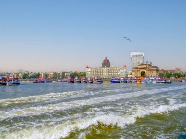 Hindistan, Mumbai, Maharashtra, Hindistan geçidi. En popüler turistik ilgi merkezi Mumbai şehrinin gayri resmi simgesidir. Dünyanın dört bir yanındaki turistler her yıl Hindistan Geçidi 'ni ziyaret eder..