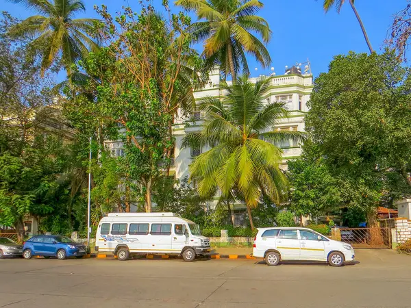 Hindistan 'da Mumbai şehir merkezinde Colaba' nın kıyısında ve bölgesinde bulunan Ramchandani marg Yolu. Hindistan, Mumbai.