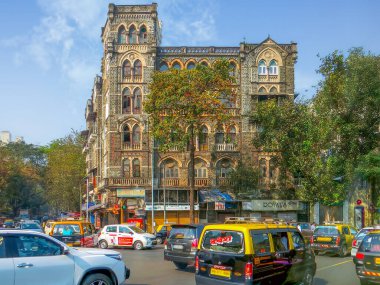 Hindistan ticaret odaları Mumbai 'nin Colaba bölgesinde inşa ediliyor. S P Mukherjee Chowk Colaba Geçidi Bombay. Eski Mumbai sokakları ve trafik.
