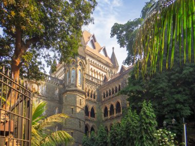 Bombay Yüksek Mahkemesi, Hindistan 'ın UNESCO statüsüne sahip Güney Mumbai' deki en eski yüksek mahkemelerinden biridir. Koloni binası. Mumbai Şehir Manzarası.