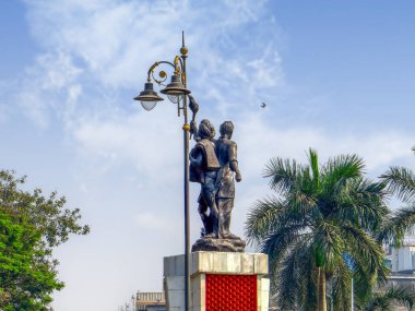 Mumbai Hindistan. Güney Mumbai 'de bir meydan olan Hutatma Chowk (Şehitler Meydanı)' nda Alevli bir Şehit heykeli. Hutatma Chowk Anıt Heykeli 'ni de arayın. 