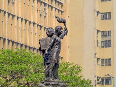 Mumbai Hindistan. Güney Mumbai 'de bir meydan olan Hutatma Chowk (Şehitler Meydanı)' nda Alevli bir Şehit heykeli. Hutatma Chowk Anıt Heykeli 'ni de arayın.