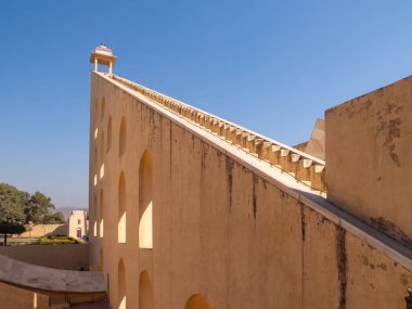 Jaipur, Rajasthan, Hindistan. Jantar-Mantar, 18. yüzyılda Jaipur, Hindistan 'daki güneş sistemindeki zaman ve gezegen hareketlerini incelemek için inşa edilmiş bir UNESCO Dünya sitesidir..