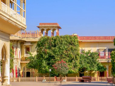 Jaipur. Hindistan. Mübarek Mahal veya Uğurlu Saray, Hindistan 'ın Jaipur kentindeki Şehir Sarayı' nın ilk avlusunda yer almaktadır.