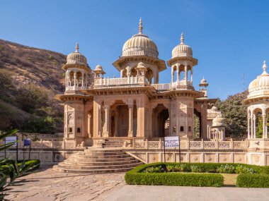 Gaitore Ki Chhatriyan, bu sitede Jaipur 'un kurucusu Maharaja Jai Singh' in anısına yapılan geleneksel cenaze anıtları sergilenmektedir. Jaipur, Rajasthan Eyaleti, Hindistan.