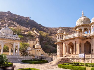 Gaitore Ki Chhatriyan, bu sitede Jaipur 'un kurucusu Maharaja Jai Singh' in anısına yapılan geleneksel cenaze anıtları sergilenmektedir. Jaipur, Rajasthan Eyaleti, Hindistan.