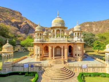 Gaitore Ki Chhatriyan, bu sitede Jaipur 'un kurucusu Maharaja Jai Singh' in anısına yapılan geleneksel cenaze anıtları sergilenmektedir. Jaipur, Rajasthan Eyaleti, Hindistan.
