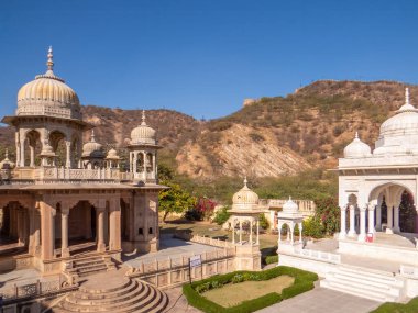 Gaitore Ki Chhatriyan, bu sitede Jaipur 'un kurucusu Maharaja Jai Singh' in anısına yapılan geleneksel cenaze anıtları sergilenmektedir. Jaipur, Rajasthan Eyaleti, Hindistan.