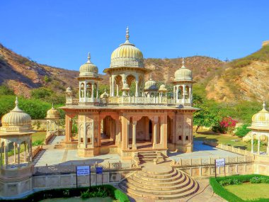 Gaitore Ki Chhatriyan, bu sitede Jaipur 'un kurucusu Maharaja Jai Singh' in anısına yapılan geleneksel cenaze anıtları sergilenmektedir. Jaipur, Rajasthan Eyaleti, Hindistan.