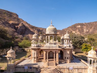 Gaitore Ki Chhatriyan, bu sitede Jaipur 'un kurucusu Maharaja Jai Singh' in anısına yapılan geleneksel cenaze anıtları sergilenmektedir. Jaipur, Rajasthan Eyaleti, Hindistan.