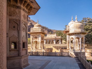 Gaitore Ki Chhatriyan, bu sitede Jaipur 'un kurucusu Maharaja Jai Singh' in anısına yapılan geleneksel cenaze anıtları sergilenmektedir. Jaipur, Rajasthan Eyaleti, Hindistan.