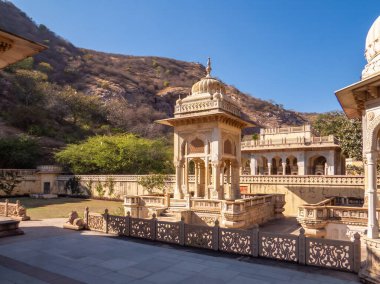 Gaitore Ki Chhatriyan, bu sitede Jaipur 'un kurucusu Maharaja Jai Singh' in anısına yapılan geleneksel cenaze anıtları sergilenmektedir. Jaipur, Rajasthan Eyaleti, Hindistan.