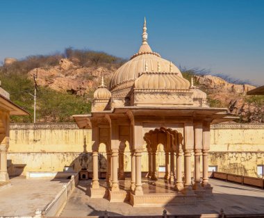 Gaitore Ki Chhatriyan, bu sitede Jaipur 'un kurucusu Maharaja Jai Singh' in anısına yapılan geleneksel cenaze anıtları sergilenmektedir. Jaipur, Rajasthan Eyaleti, Hindistan.