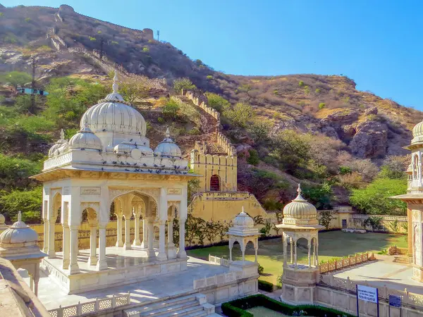 Gaitore Ki Chhatriyan, bu sitede Jaipur 'un kurucusu Maharaja Jai Singh' in anısına yapılan geleneksel cenaze anıtları sergilenmektedir. Jaipur, Rajasthan Eyaleti, Hindistan.