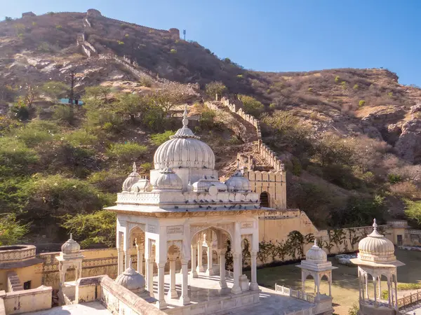 Gaitore Ki Chhatriyan, bu sitede Jaipur 'un kurucusu Maharaja Jai Singh' in anısına yapılan geleneksel cenaze anıtları sergilenmektedir. Jaipur, Rajasthan Eyaleti, Hindistan.