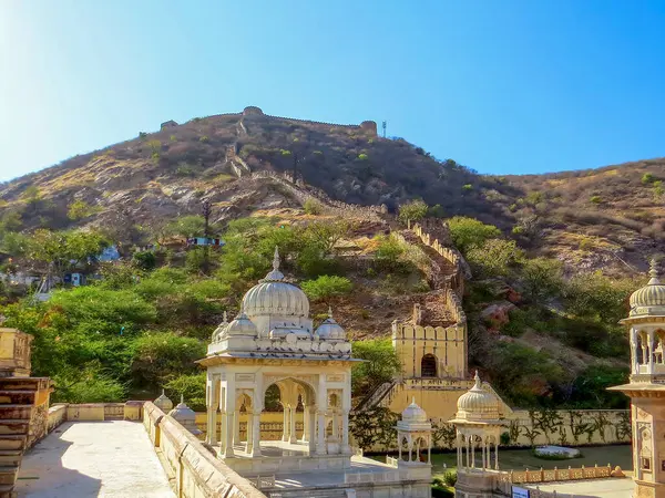 Gaitore Ki Chhatriyan, bu sitede Jaipur 'un kurucusu Maharaja Jai Singh' in anısına yapılan geleneksel cenaze anıtları sergilenmektedir. Jaipur, Rajasthan Eyaleti, Hindistan.