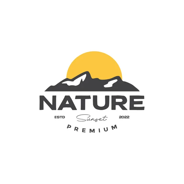Günbatımı Klasik Logo Tasarım Vektörlü Kaya Dağı — Stok Vektör