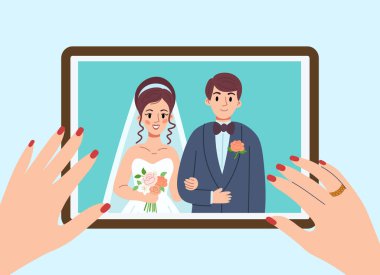 Düğünden hatıralar, duvardaki düğün fotoğrafları çerçeveyi fotoğrafla aynı hizaya getiriyor. Erkek ve kadının düz çizgi film tarzında mutlu düğün fotoğrafları. Gelin bir buket tutuyor, damat mavi bir takım elbise içinde, gülümsüyor..