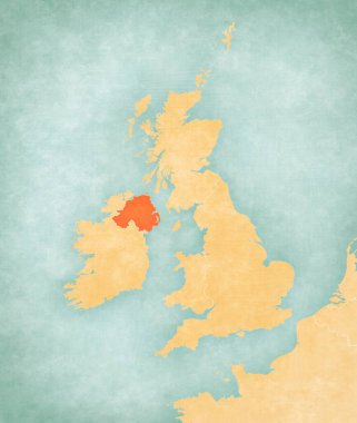 Kuzey İrlanda haritasında İngiliz adaları yumuşak grunge ve vintage tarzında, suluboya resimli eski kağıt gibi. 