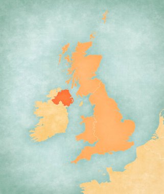 Kuzey İrlanda haritasında yumuşak grunge ve vintage tarzda, suluboya resimli eski kağıt gibi.