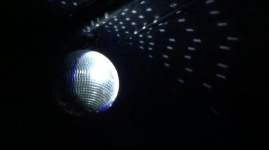 Ayna topu disko topu arkaplanı ve ışıltılı gece kulübü video kopyası