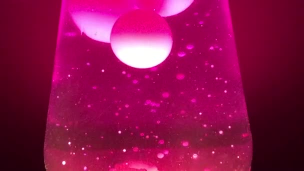 溶岩ランプは コピースペースと70年代スタイルのピンクの溶岩液体背景ストック映像を閉じます — ストック動画
