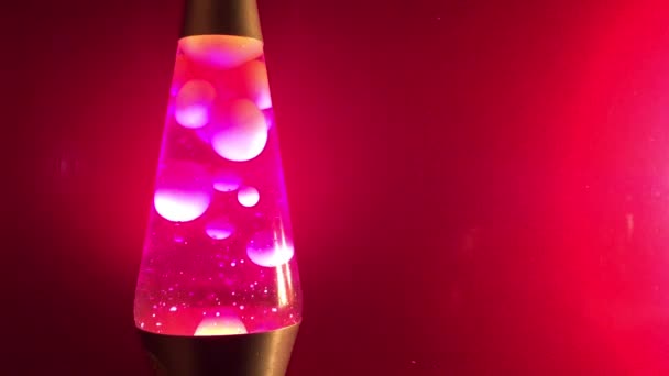 溶岩ランプは コピースペースと70年代スタイルのピンクの溶岩液体背景ストック映像を閉じます — ストック動画