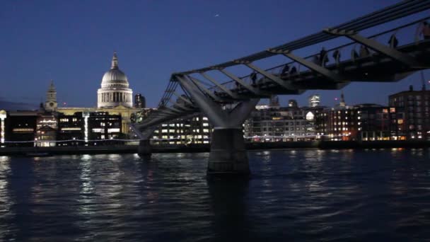 千禧桥 圣保禄主教座堂横跨泰晤士河的景观 英国伦敦 英国股票录像带拍摄人员走过千禧桥旅游景点的人影 — 图库视频影像
