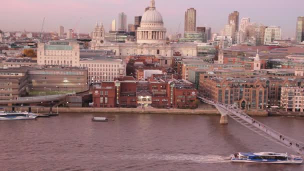 千禧桥 圣保禄主教座堂横跨泰晤士河的景观 英国伦敦 英国股票录像带拍摄人员走过千禧桥旅游景点的人影 — 图库视频影像