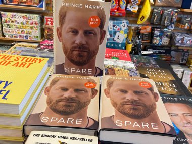 London, UK 01.02.23: Sussex Dükü Spare 'in kitabı 1 Şubat 2023' te Londra, İngiltere 'deki WH Smith kitapçısında satışa sunuldu.
