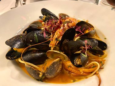 Körili deniz ürünleri karides midye balık mürekkepli pilav ve taze soğan.