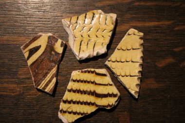 Staffordshire slipware 18. yüzyılın sonlarına doğru Amerika 'ya ihraç edildi. Özenle dekore edilmiş şekiller, mermer gibi.,