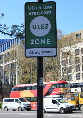 ULEZ, Londra, İngiltere - 8 Nisan 2019: ULEZ (Ultra düşük emisyon bölgesi) yük yoğunluğu & Ultra Düşük Emisyon Bölgesi (ULEZ) uyarı levhası Londra 'nın merkezi trafik sıkışıklığı ULEZ işareti 12.50, TFL stok fotoğrafı 