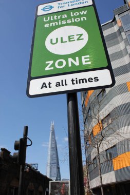 ULEZ, Londra, İngiltere - 8 Nisan 2019: ULEZ (Ultra düşük emisyon bölgesi) yük yoğunluğu & Ultra Düşük Emisyon Bölgesi (ULEZ) uyarı levhası Londra 'nın merkezi trafik sıkışıklığı ULEZ işareti 12.50, TFL stok fotoğrafı 