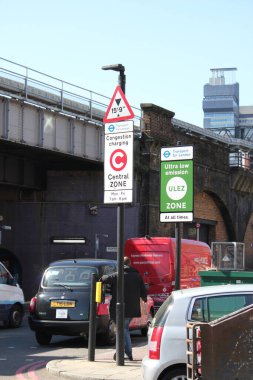 ULEZ, Londra, İngiltere - 8 Nisan 2019: ULEZ (Ultra düşük emisyon bölgesi) yük yoğunluğu & Ultra Düşük Emisyon Bölgesi (ULEZ) uyarı levhası Londra 'nın merkezi trafik sıkışıklığı ULEZ işareti 12.50, TFL stok fotoğrafı 