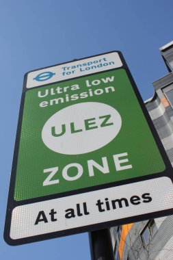 ULEZ, Londra, İngiltere - 8 Nisan 2019: ULEZ (Ultra düşük emisyon bölgesi) yük yoğunluğu & Ultra Düşük Emisyon Bölgesi (ULEZ) uyarı levhası Londra 'nın merkezi trafik sıkışıklığı ULEZ işareti 12.50, TFL stok fotoğrafı 