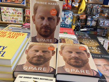 London, UK 01.02.23: Sussex Dükü Spare 'in kitabı 1 Şubat 2023' te Londra, İngiltere 'deki WH Smith kitapçısında satışa sunuldu.