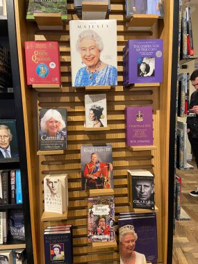 Londra, İngiltere - 01.04.2023: Kraliyet Ailesi Kralı III. Charles, Kraliçe Elizabeth, Camilla, Prens William ve Prens Harry 'nin taç giyme ateşinden önce kitaplarının olduğu kitapçı